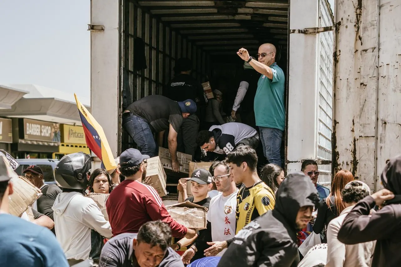 Voluntarios descargando ayuda desde un camión durante una jornada solidaria
